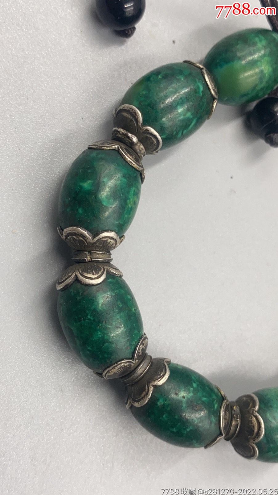 一串品相极美的虬角手串