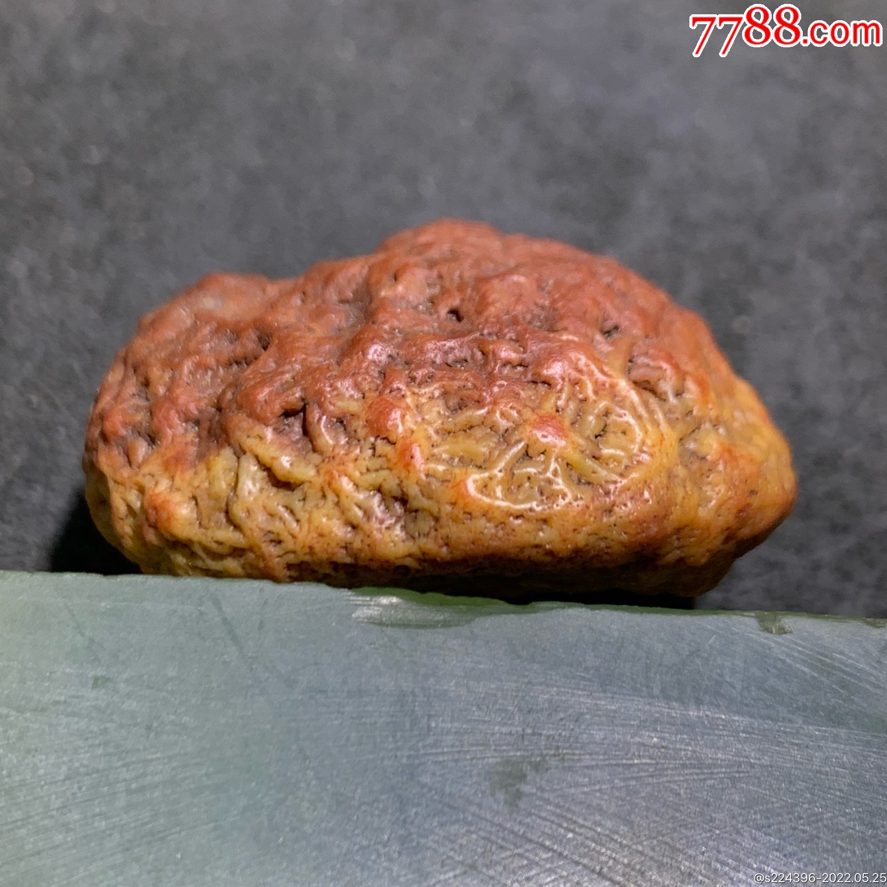 精美戈壁红皮筋脉石原石一颗