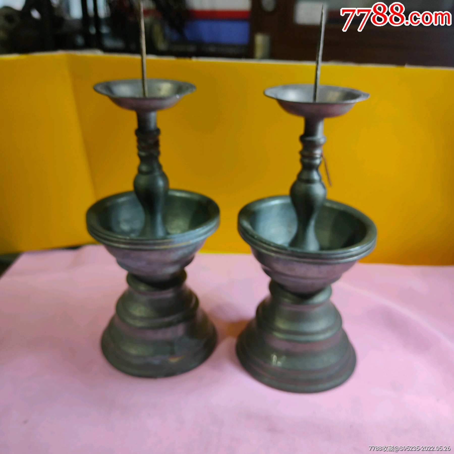 造形漂亮别致的锡制大烛台