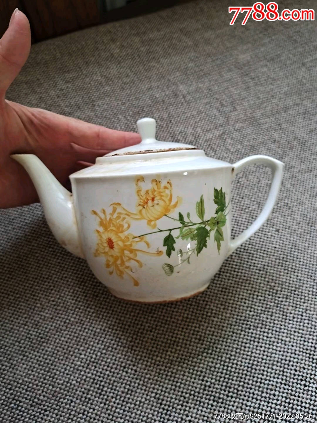 文革粉彩菊花茶壶