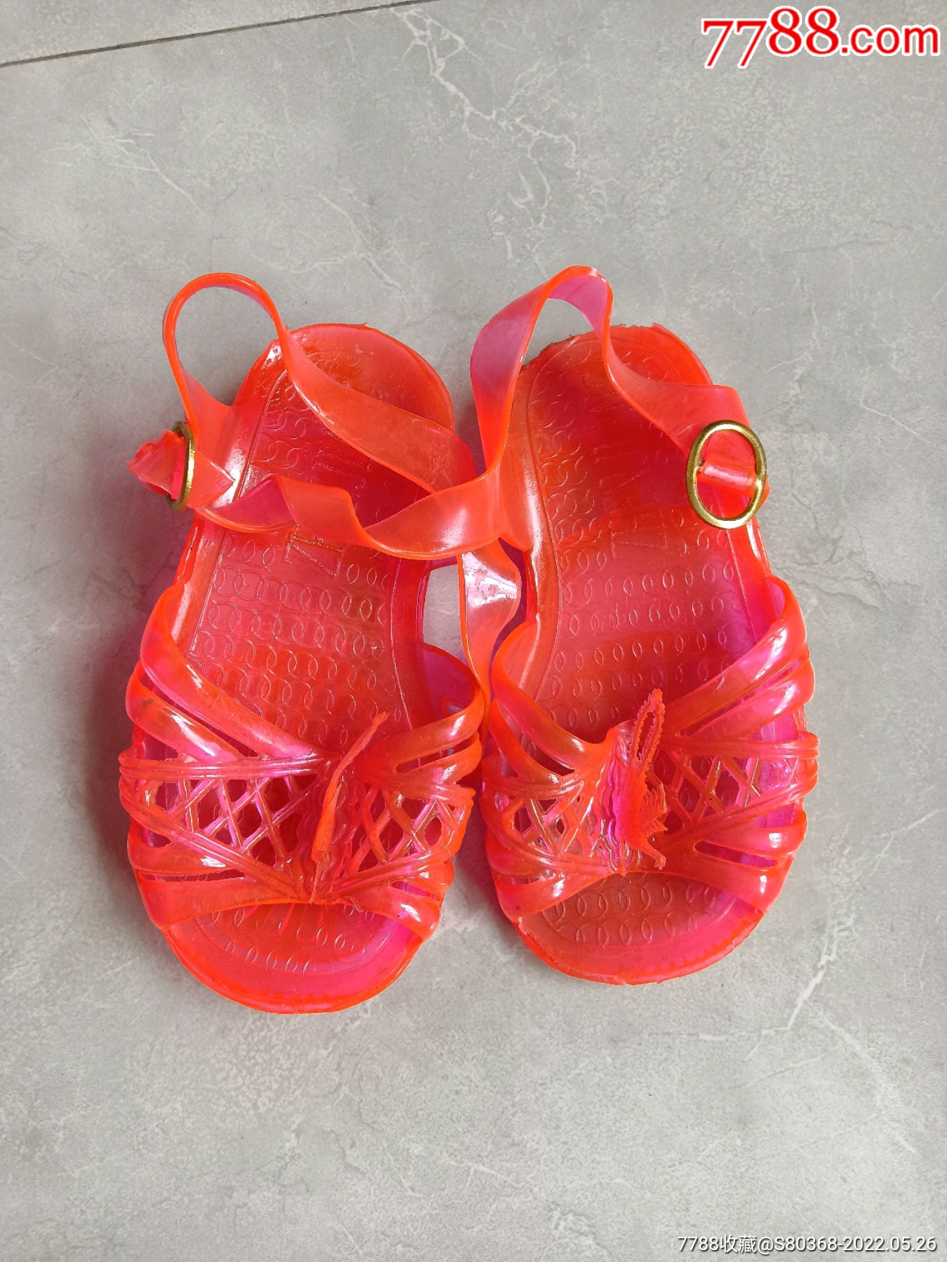 八十年代怀旧收藏品一一儿童塑料女孩凉鞋凤凰式样非常少见