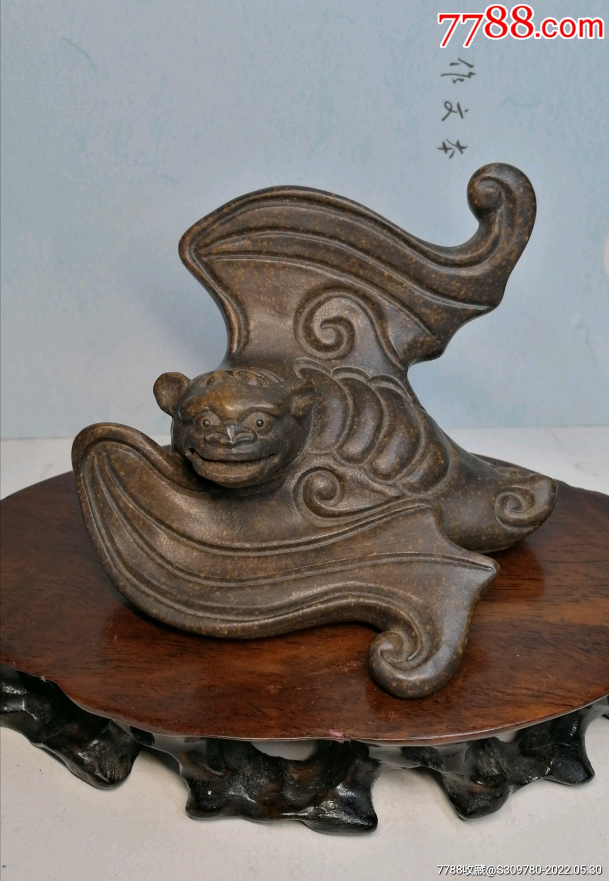 老紫砂茶宠,蝙蝠嘴里叼着一枚铜钱.寓意福(蝠)在眼前(钱).