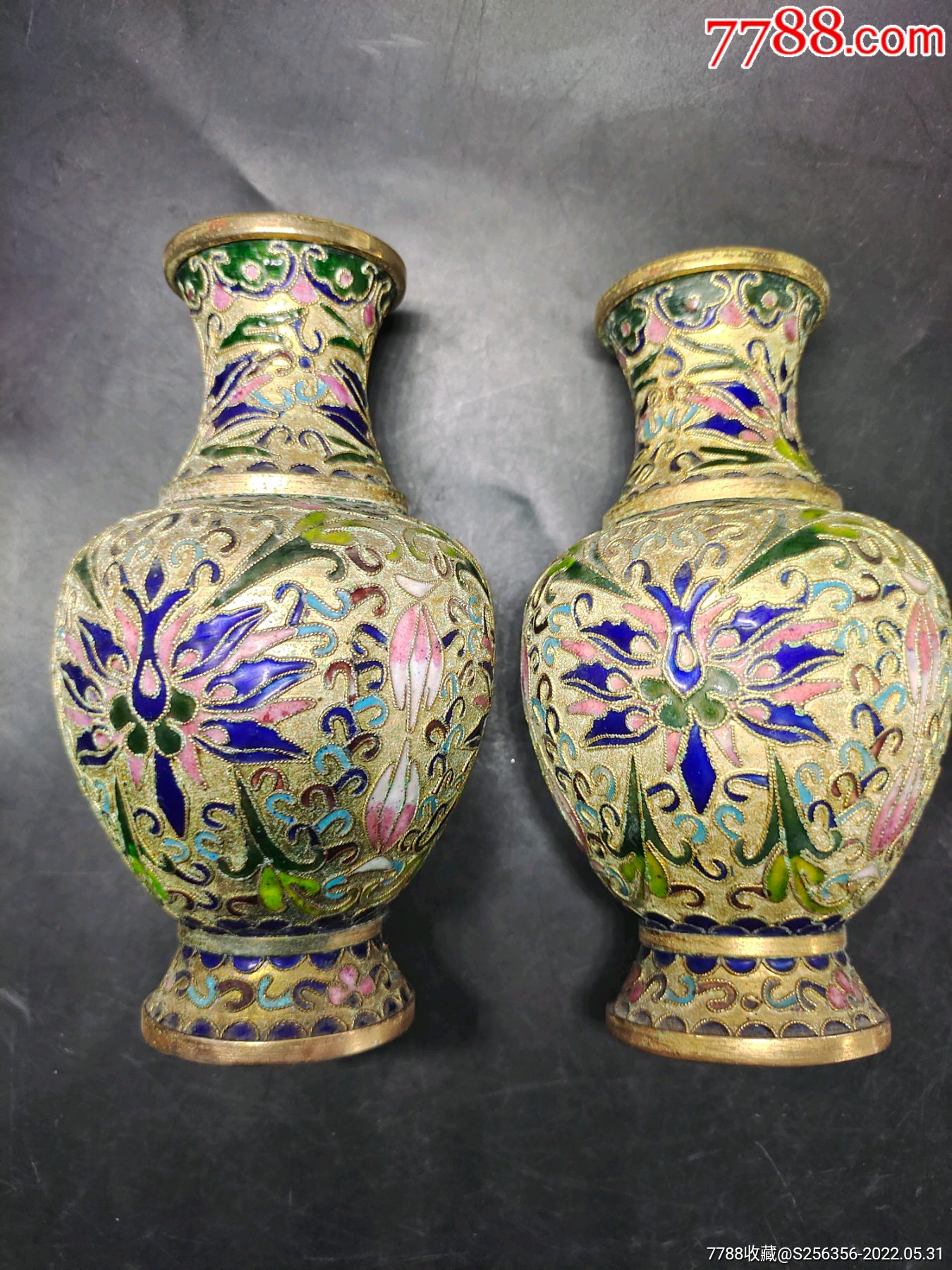 八十年代高16厘米金属胎或铜胎掐丝珐琅彩洋莲花图花瓶一对2个一个有