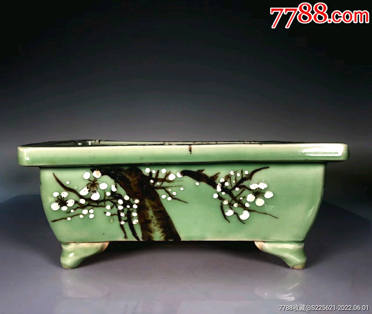 民国豆青釉地堆瓷梅花纹水仙盆