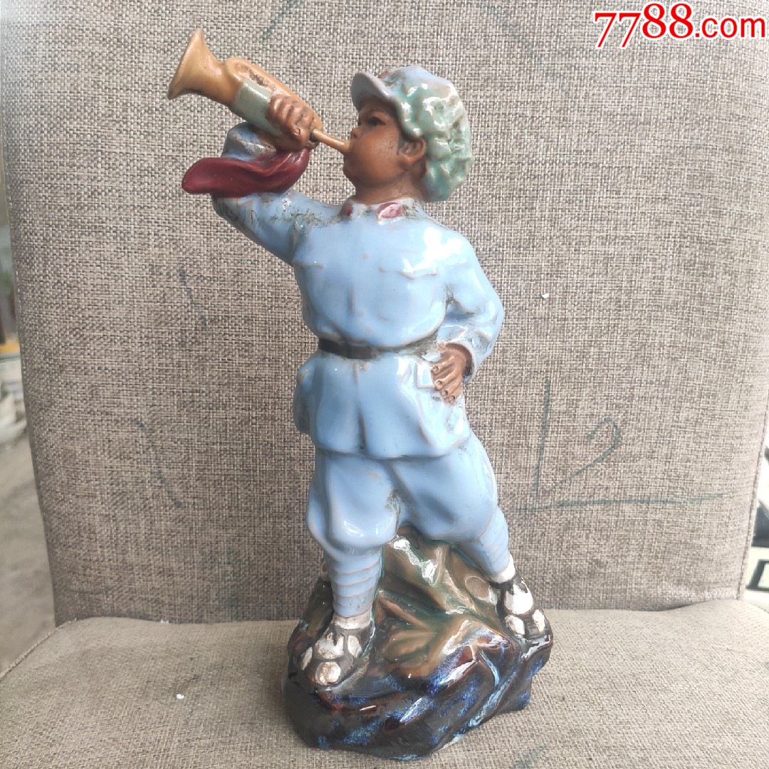 红色收藏人物雕塑潘冬子吹号