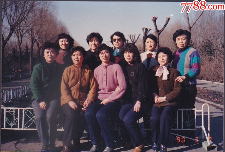 90年女子穿各样式毛衣合影