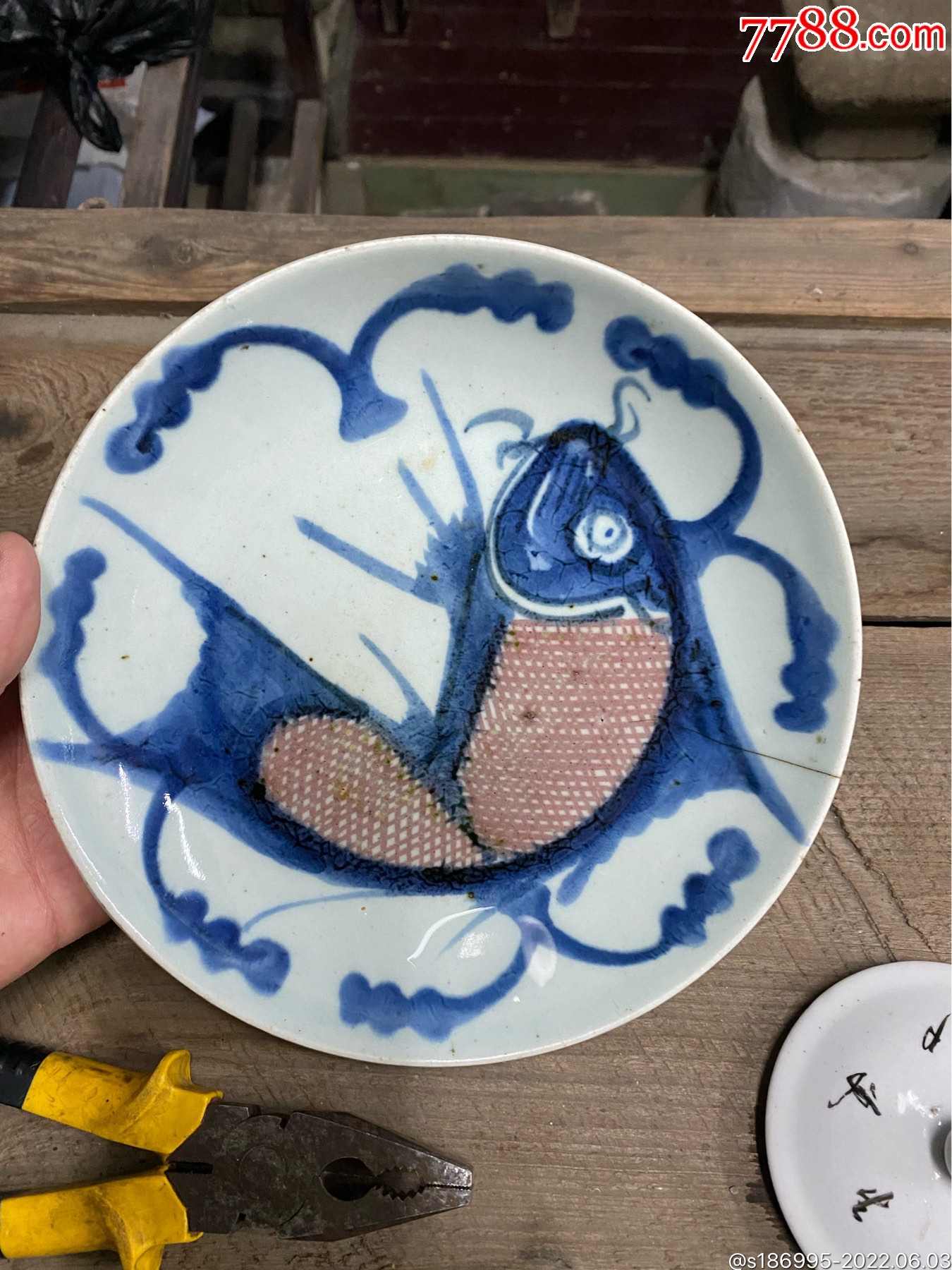 清代中期青花釉里红鲤鱼盘有一条小线_青花瓷_图片鉴赏_收藏价值_7788