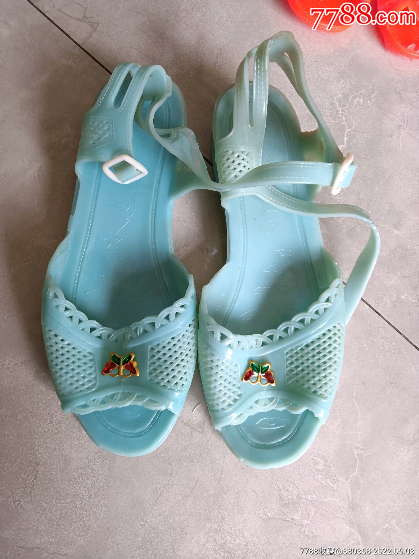 八十年代怀旧收藏品一一儿童塑料女孩凉鞋狮子式样非常少见