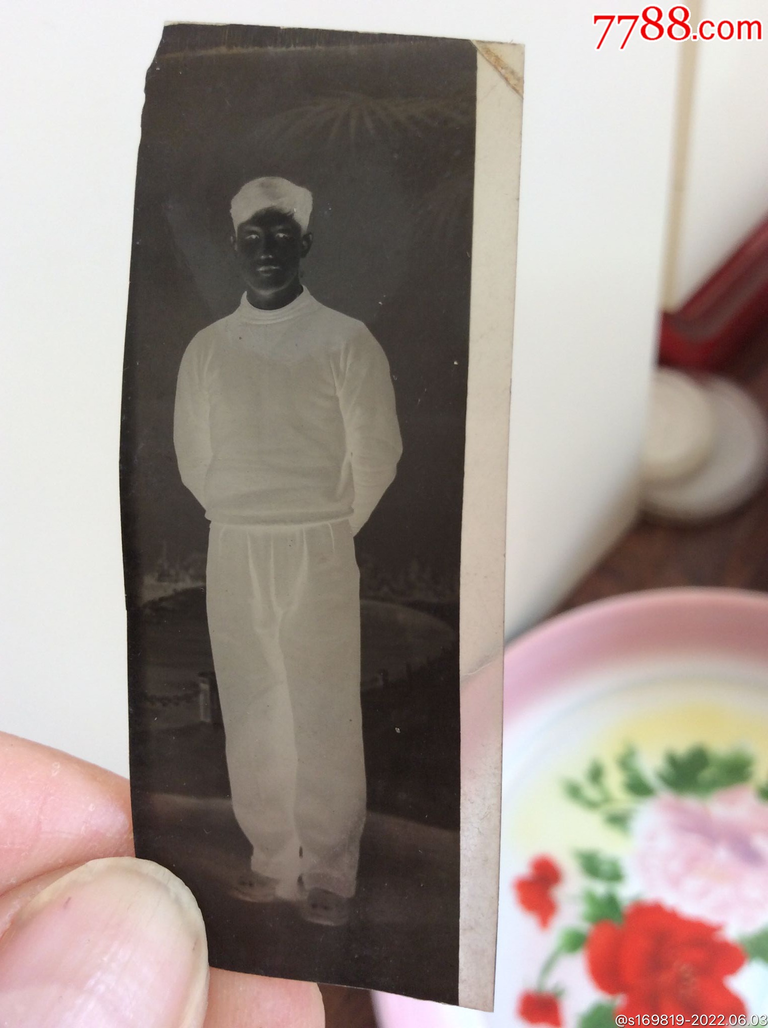 老照片底片一个男青年全身照
