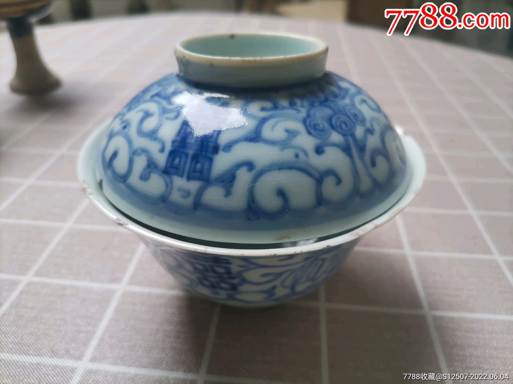 缠枝青花盖碗