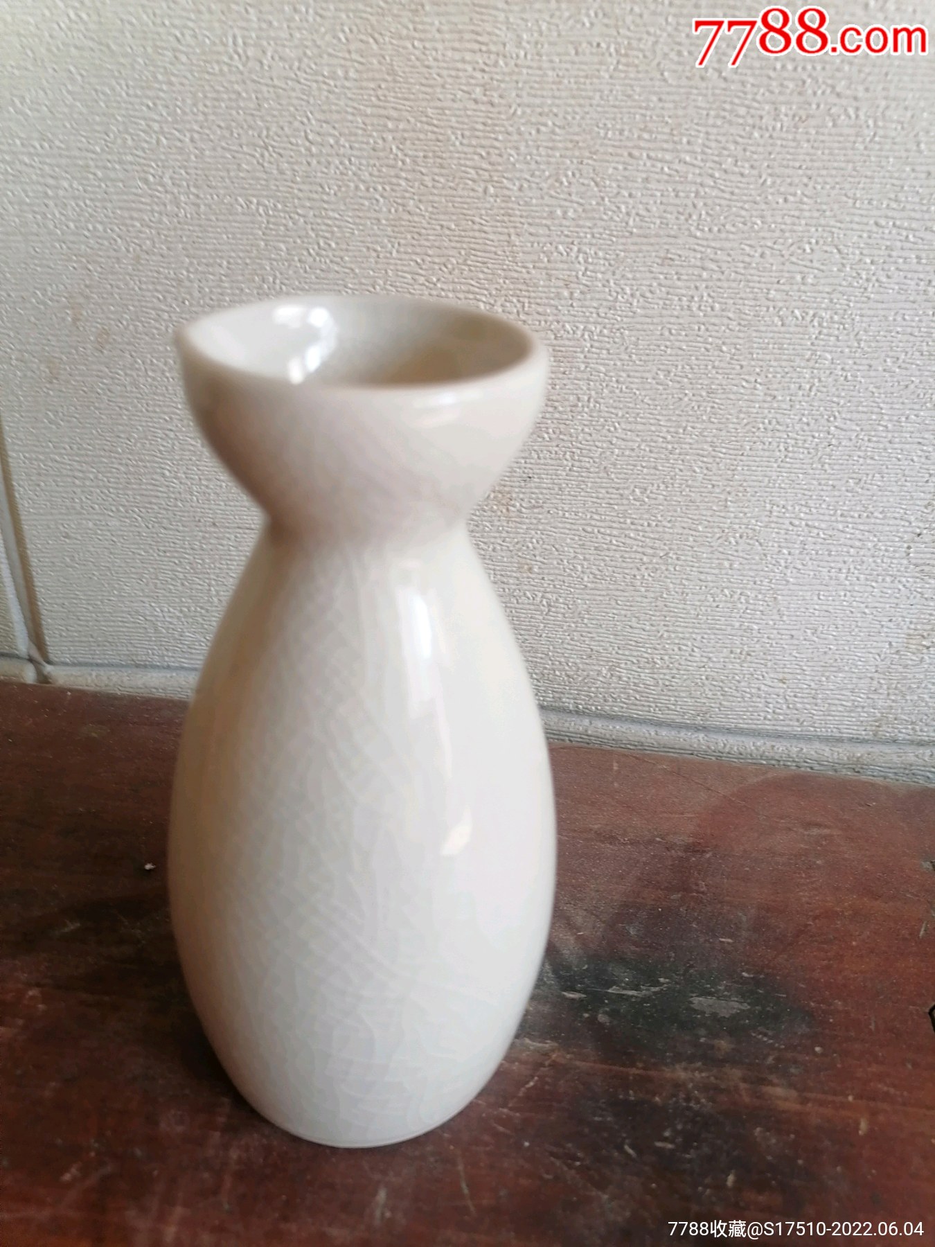 白瓷开片纹小酒壶