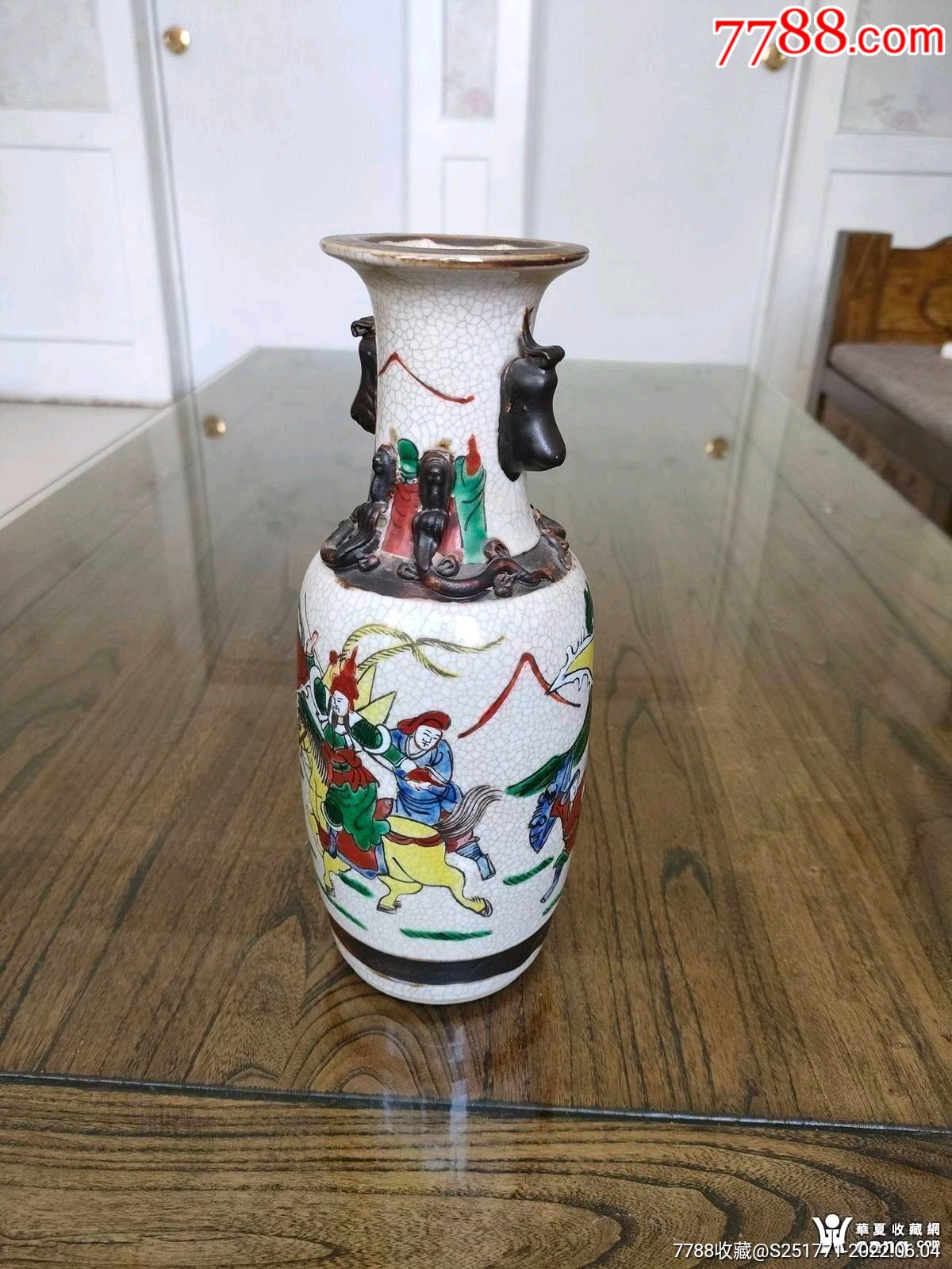 清末民国粉彩刀马旦人物小瓶