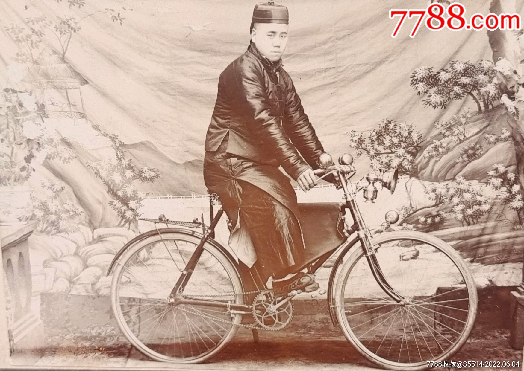 清代好品富家少爷骑自行车照片