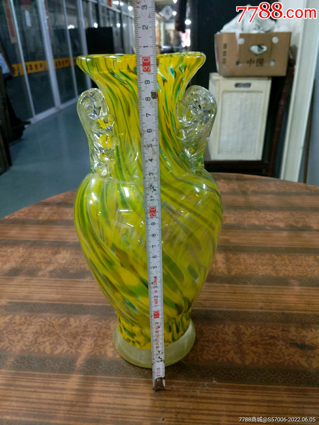 个洒金老琉璃花瓶一对(包快递)￥2189品99民国大琉璃瓶(包快递)￥2