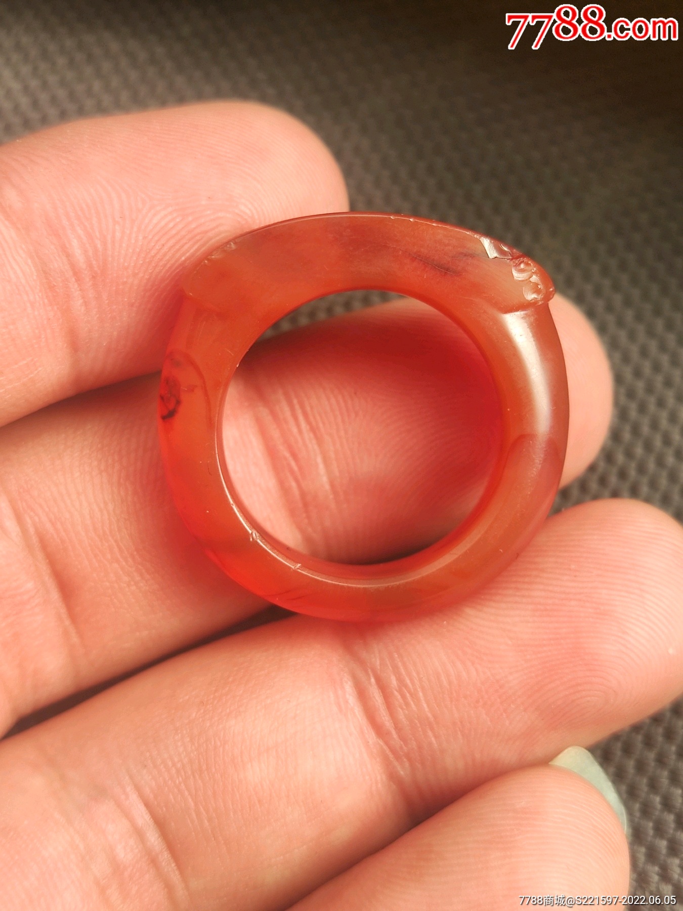 清代红玛瑙马鞍戒指,樱桃红,面有小磕碰!无其它毛病!