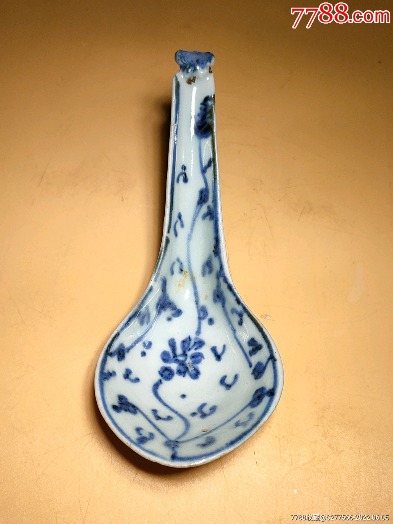 清代青花缠枝花卉纹瓷勺