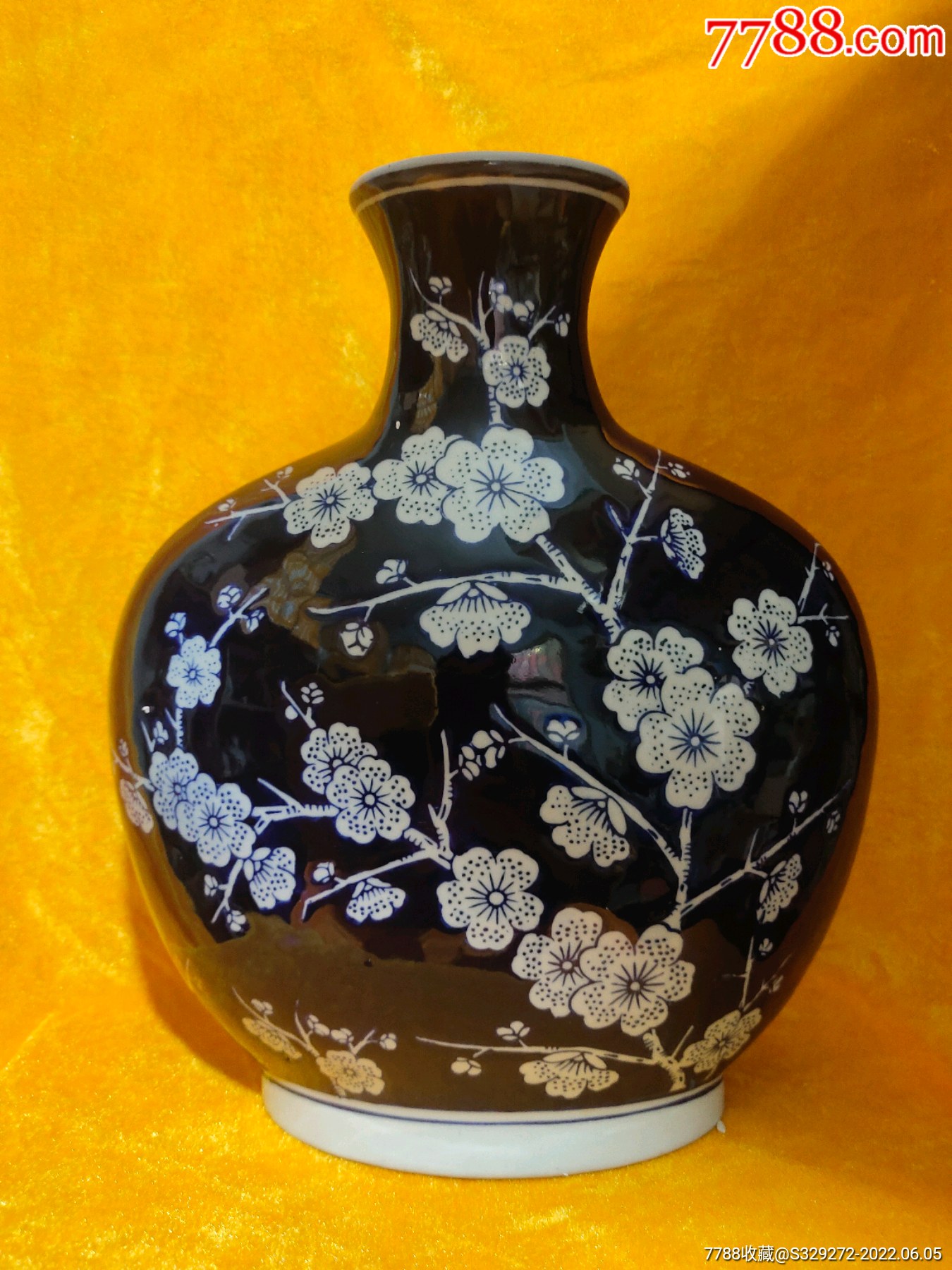 创汇时期黑釉冰梅扁型花瓶一个