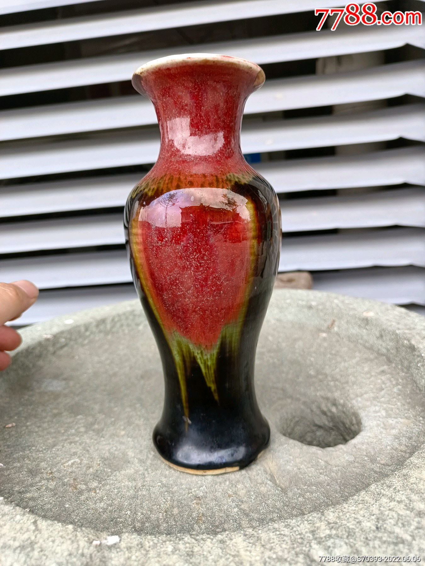 清代"三羊开泰"红釉花瓶窑变釉花瓶,口沿有修补尺寸:高22厘米-红釉瓷