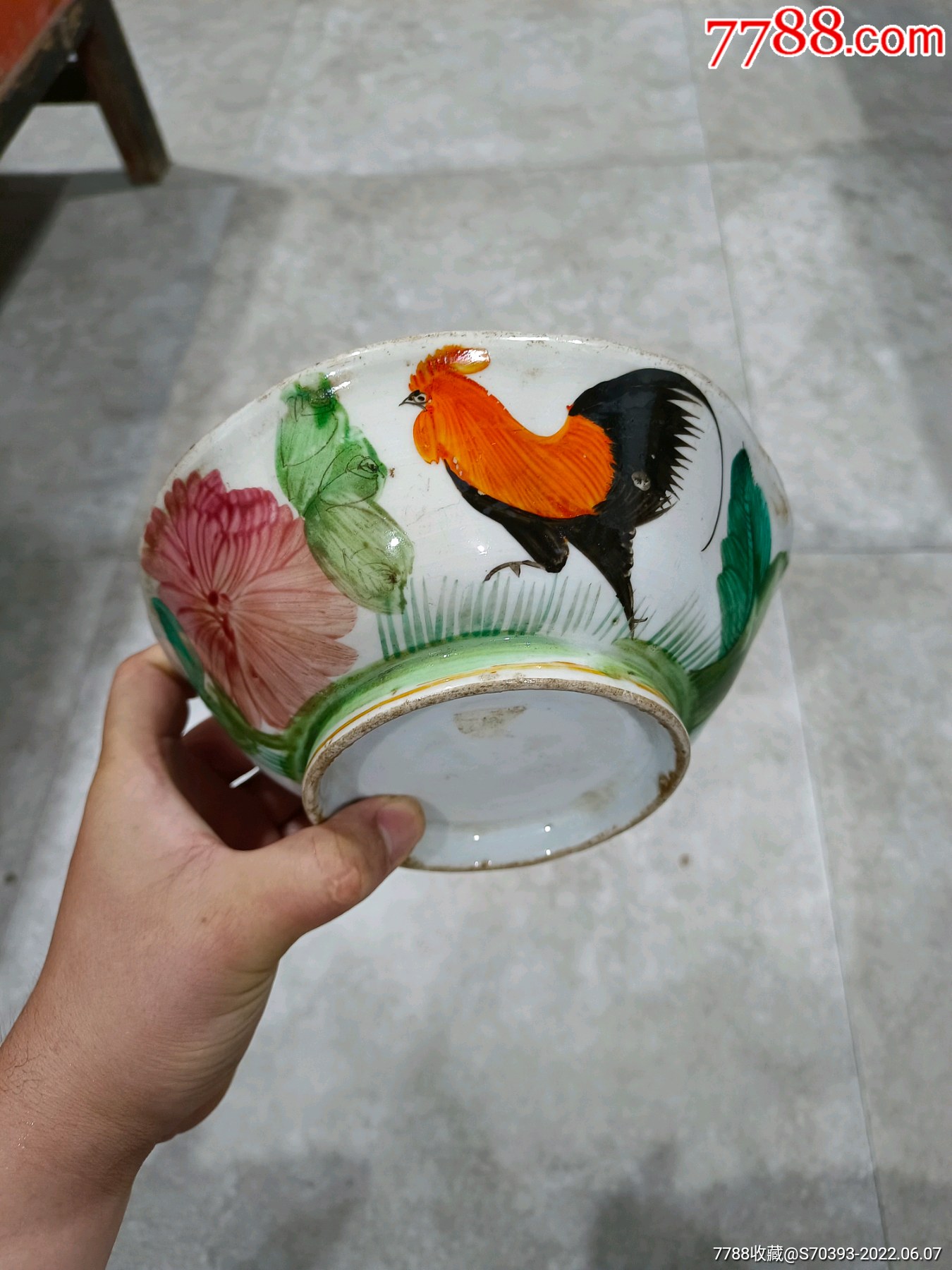 民国五彩公鸡碗,超大完整,有一处小飞皮,口直径19.
