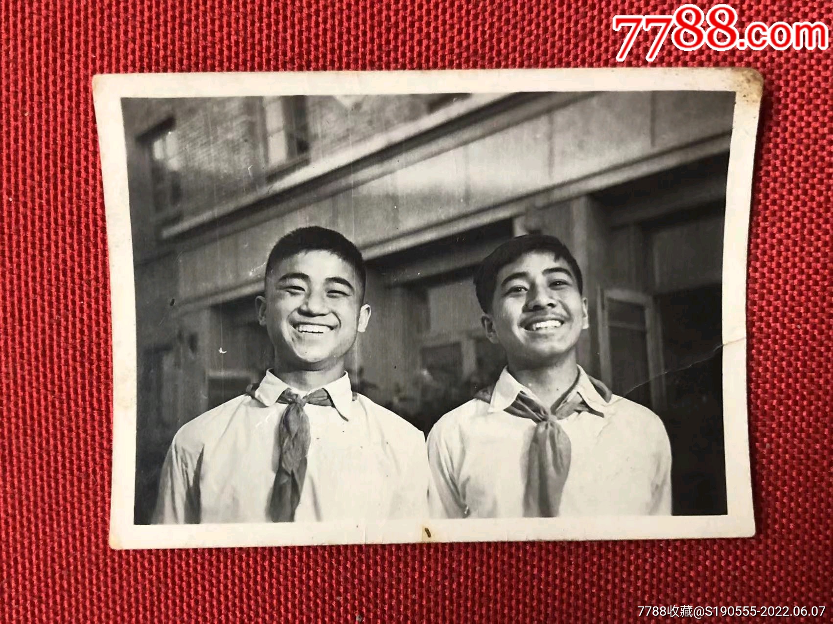 60年代系红领巾的学生露出甜甜的笑合影老照片