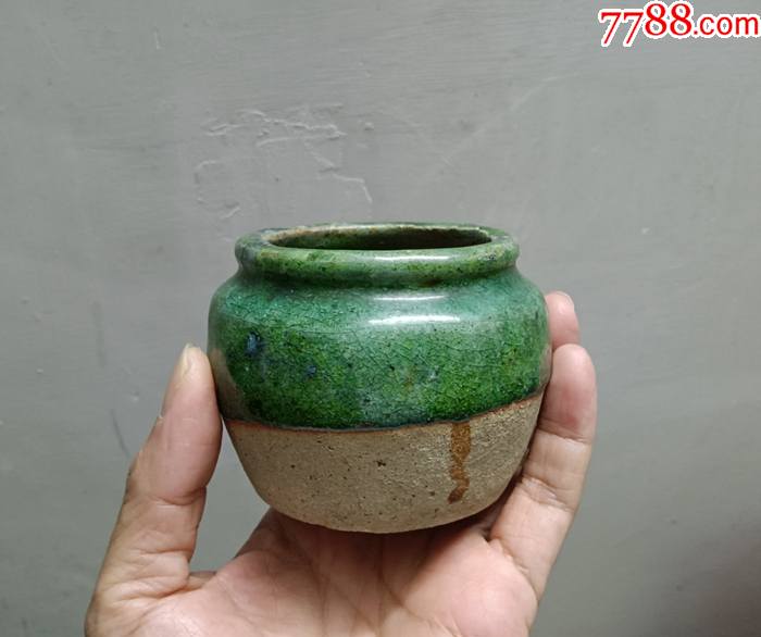 一个韵味可爱的民国绿釉小陶罐