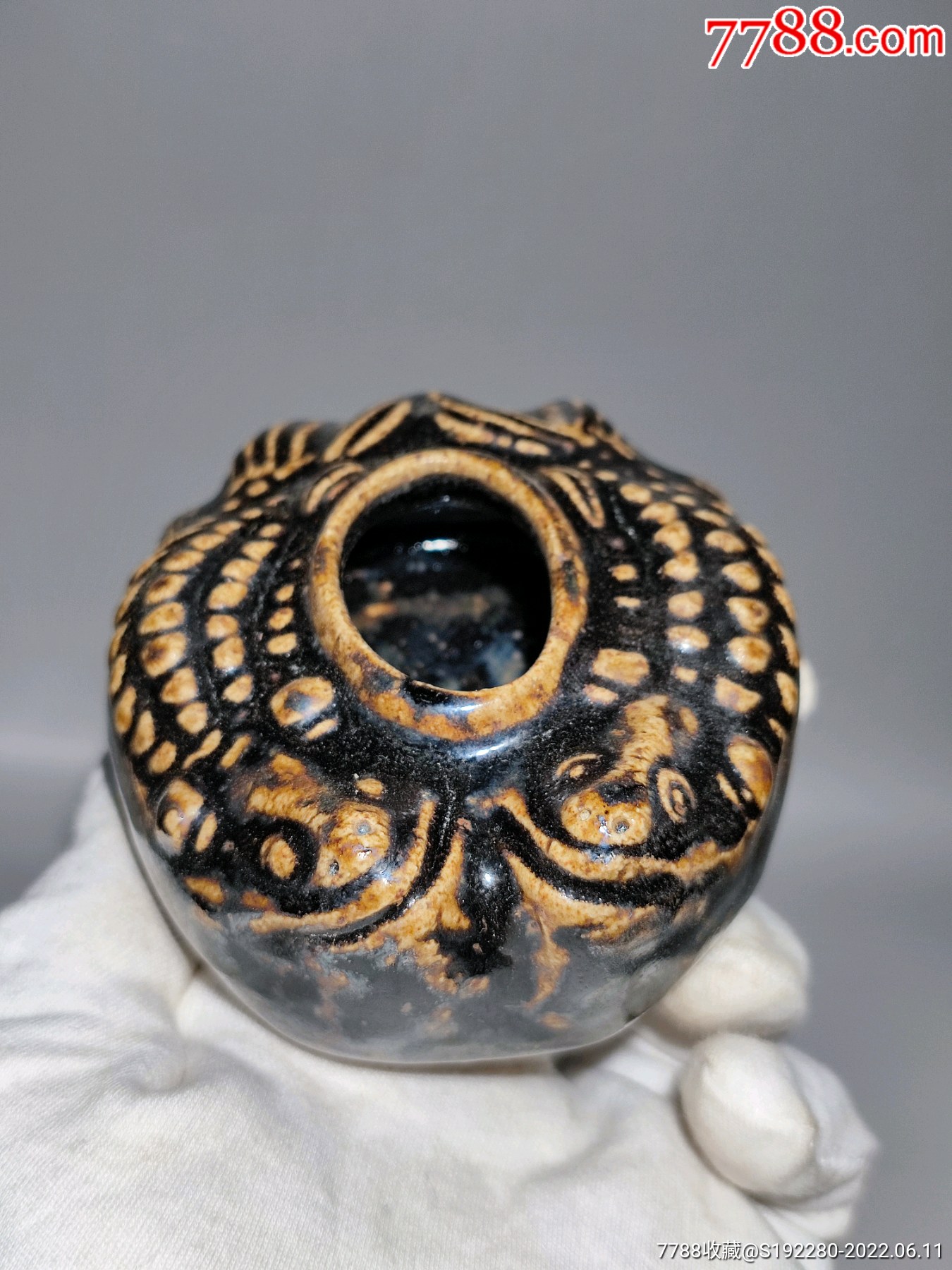 黑釉瓷器水盂,两条鱼的造型(工艺品).寓意年年有余.长8.8cm宽8.