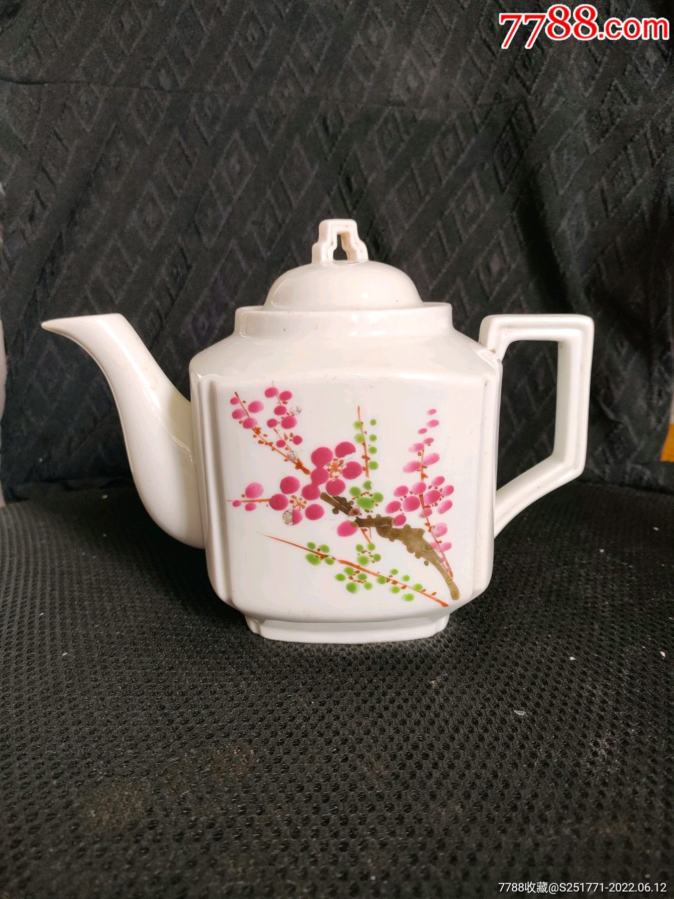 文革手绘梅花粉彩大壶一把