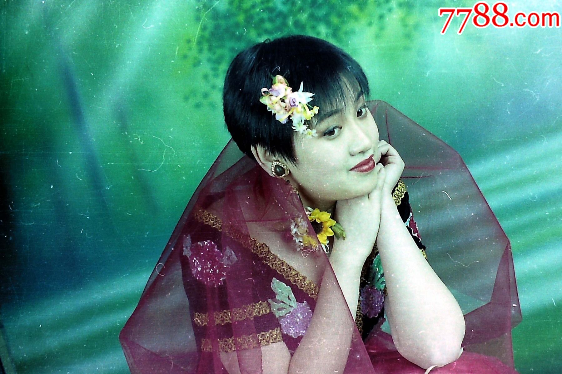 戴头花的姑娘(反转成照片后上传)【135老底片】_价格3元_第1张_7788