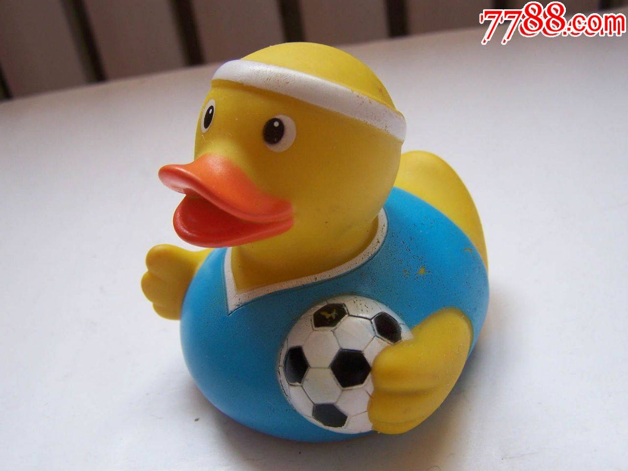 经典小鸭抱足球老式胶皮玩具很少见完好点图可放大