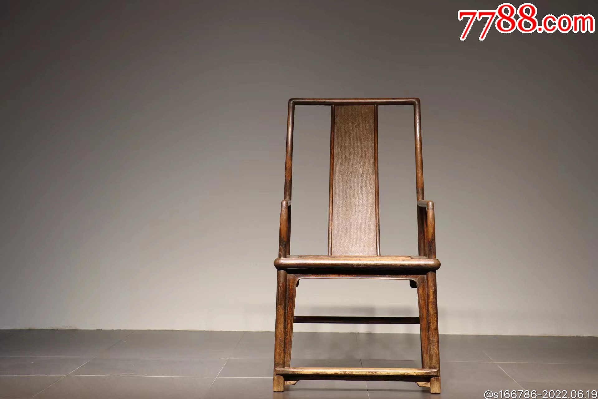 明式官帽椅榆木单制式简练背板弧型帖席面坐面宽大结构简练用弧型曲线