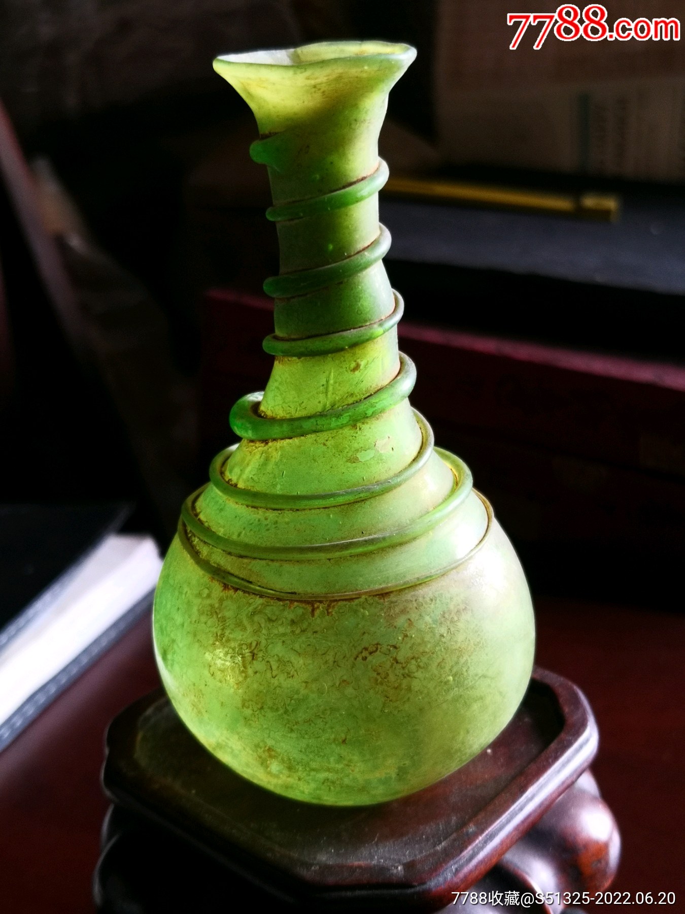 唐代"一带一路"琉璃绿色香水瓶