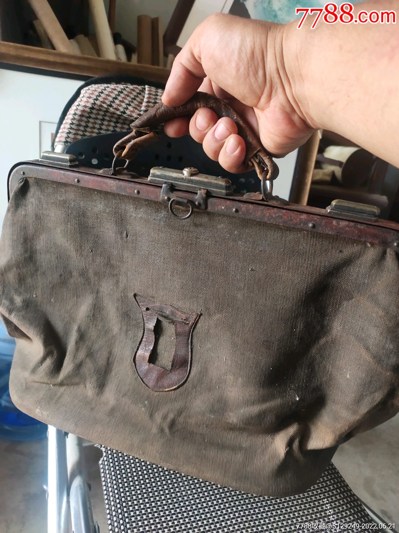 民国带锁帆布手提包