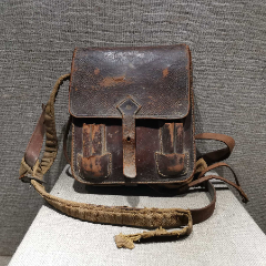编号35261609红色收藏革命物件八路军抗战老物件牛皮文件包图囊挎包原