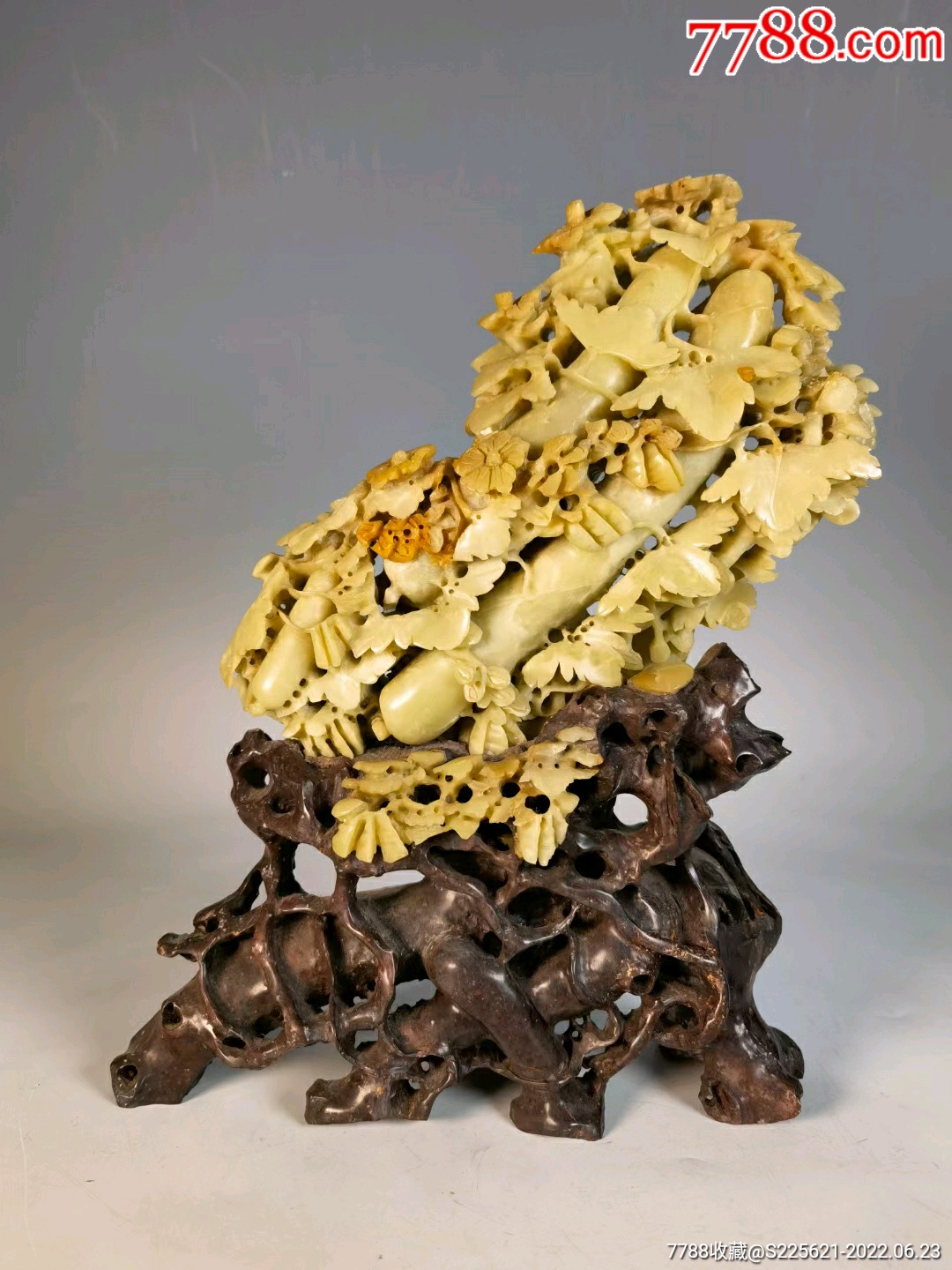 青田石俏色巧雕瓜瓞绵绵案头摆件