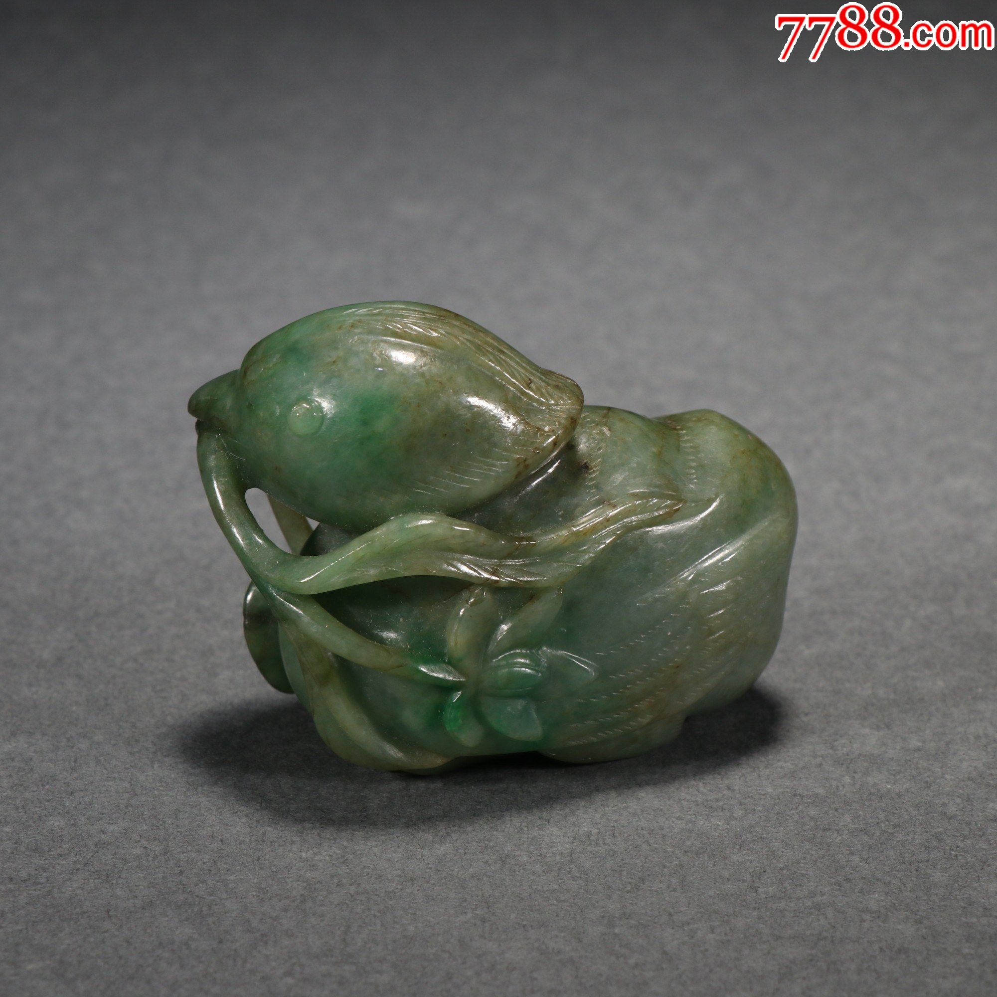 翡翠鸳鸯衔莲花雕件.