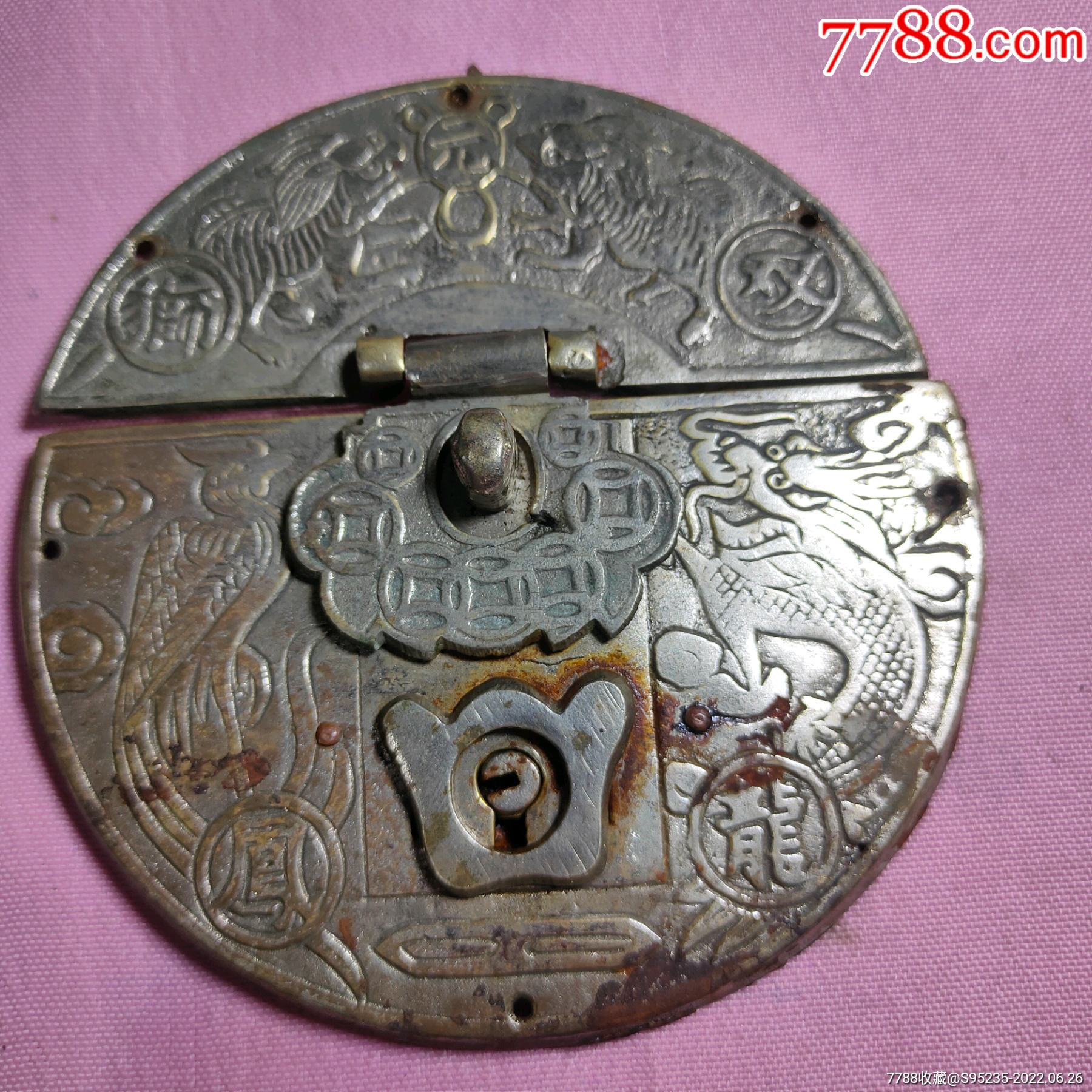 保存完好的古代牛皮箱白铜锁扣