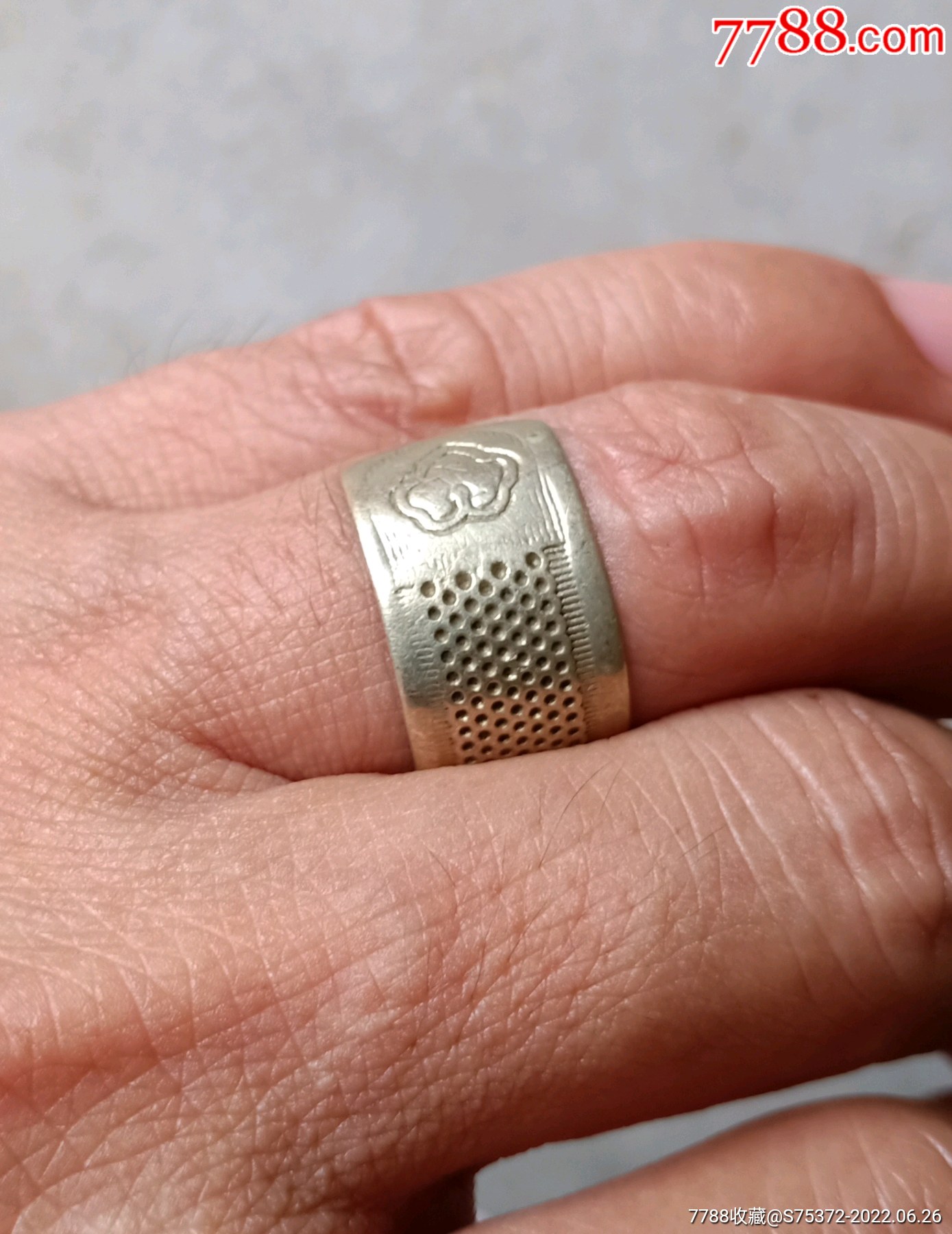 漂亮的带纹饰银顶针一枚