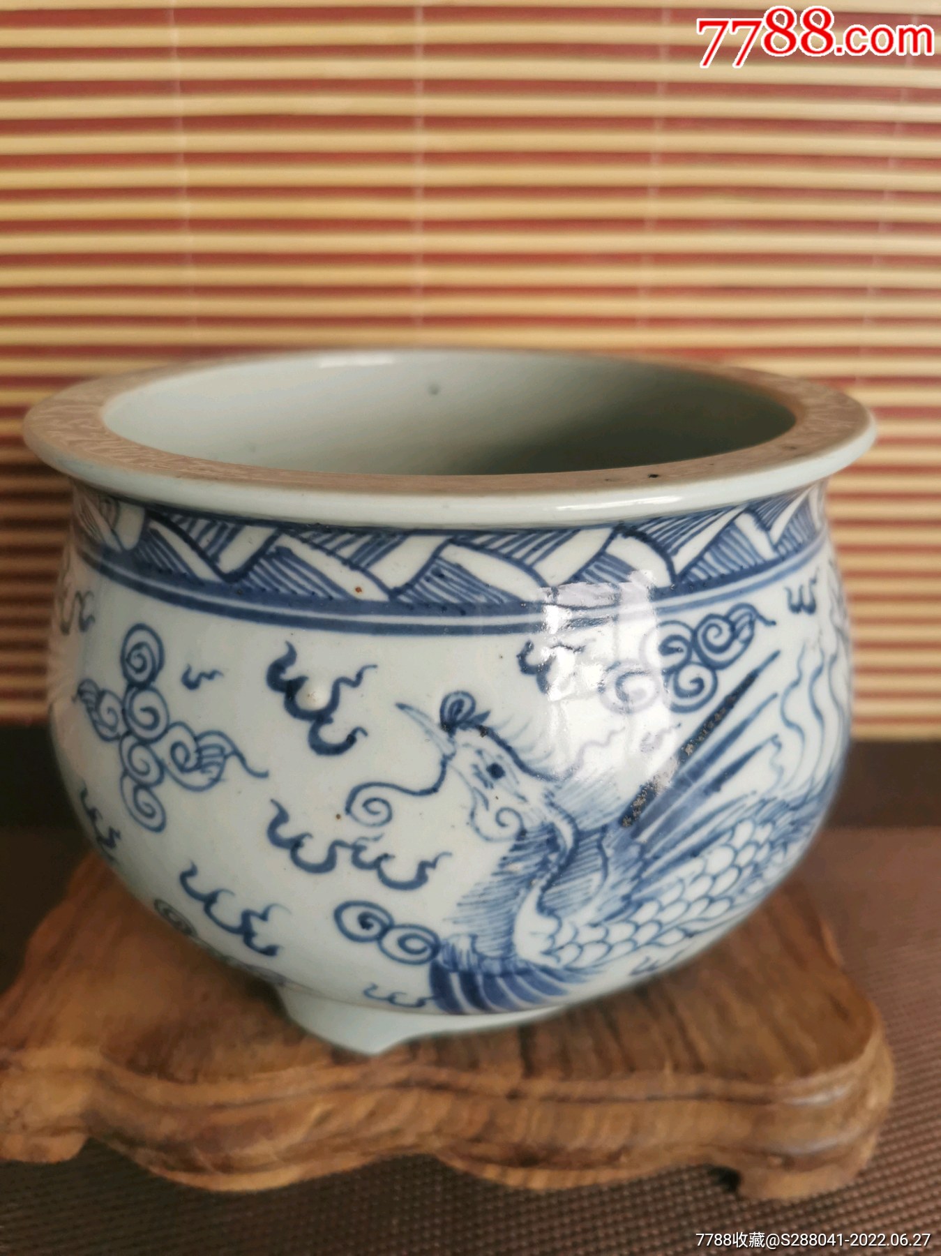 青花香炉手绘飞燕花卉三足香炉收藏品摆件高12厘米肚径16厘米完整全品