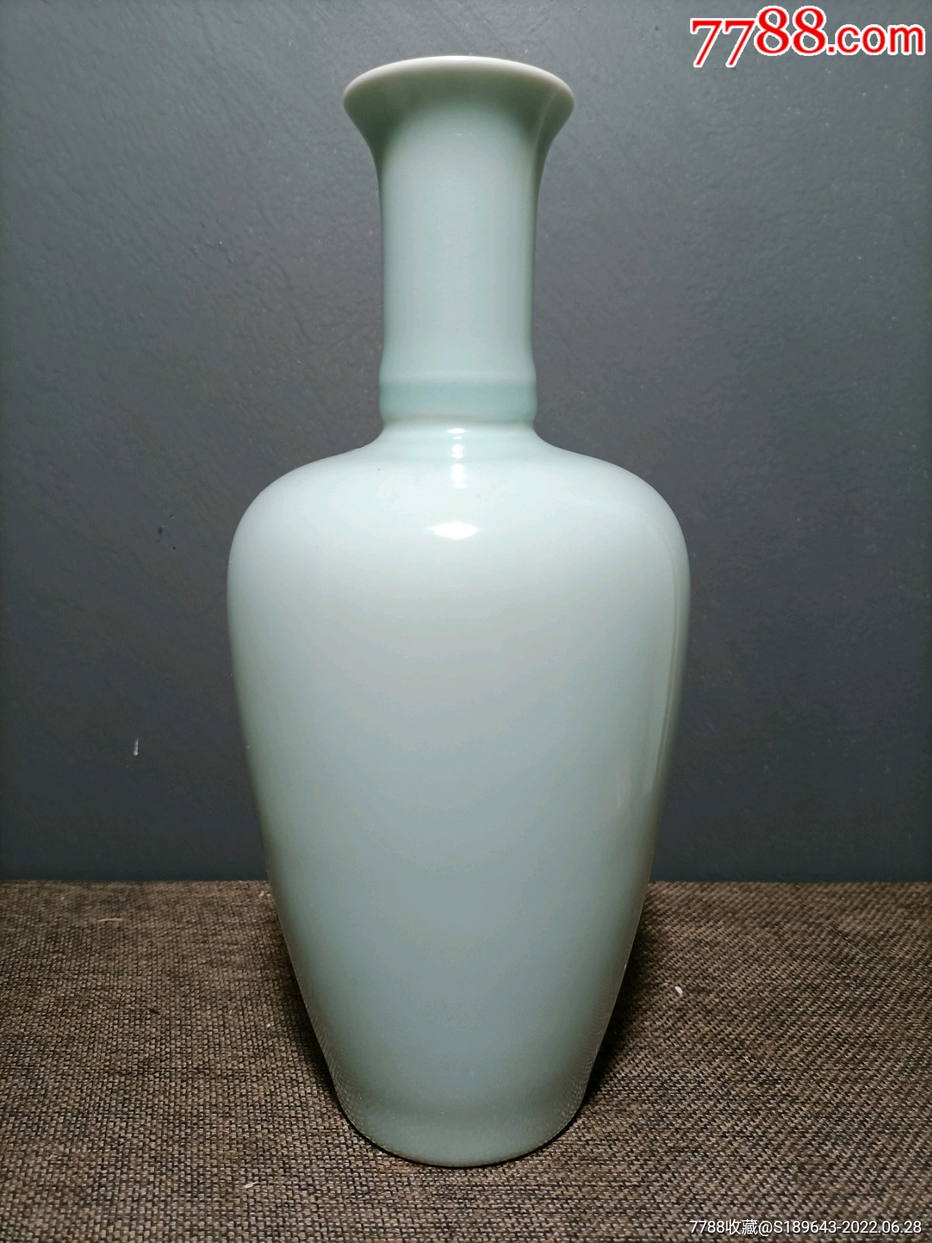 建国瓷厂豆青釉柳叶瓶釉水发色极美