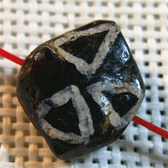 千年pyu镶蚀玉髓特殊三角梅双面菱形天珠【宝贝尺寸】:宽13.3孔径11.