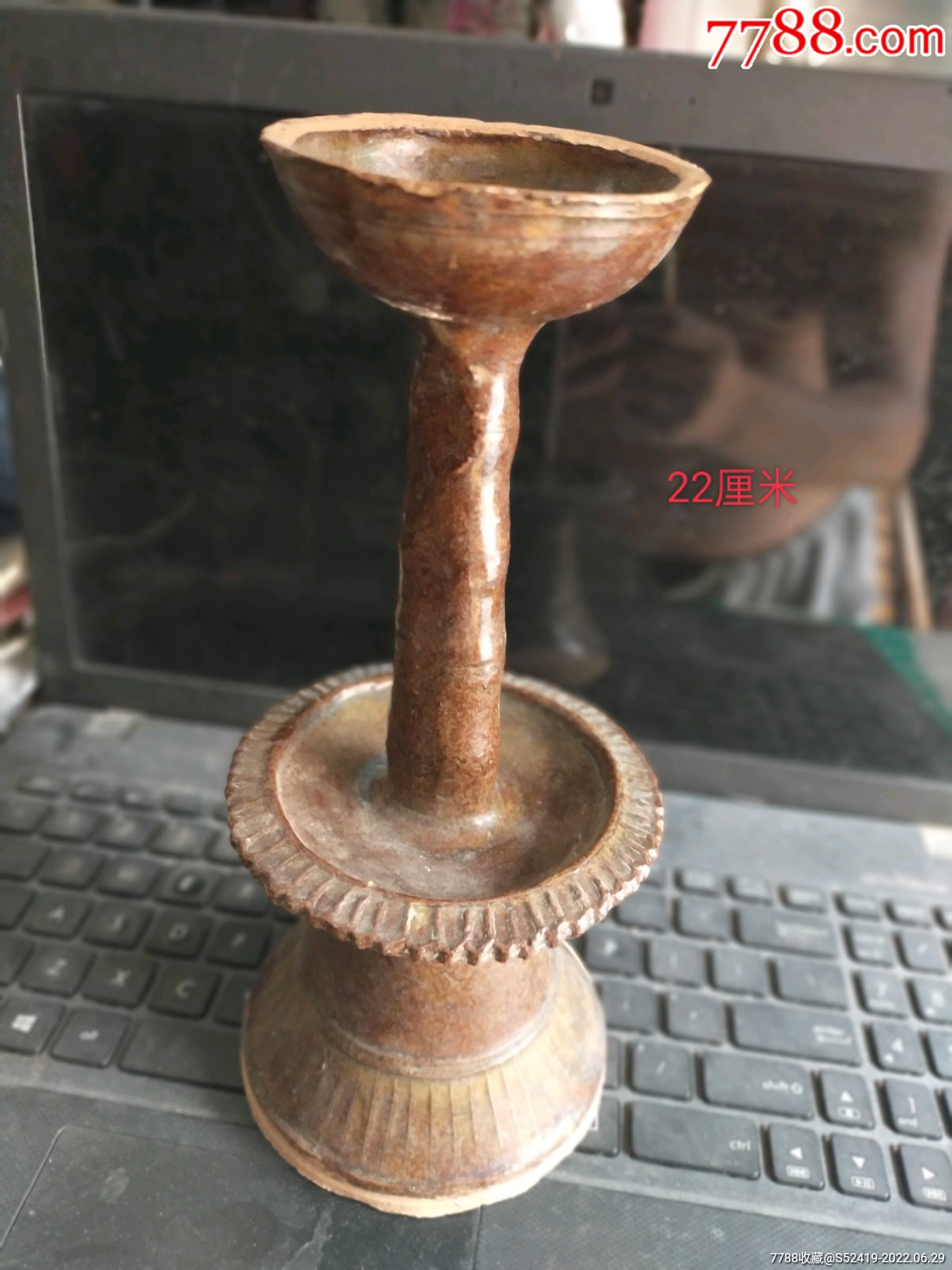 特别漂亮的明代有纹饰的茶叶末釉独杆老油灯