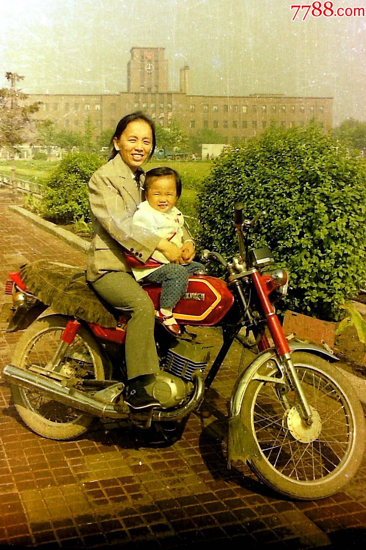 老摩托车上的母女(反转成照片后上传)【135老底片】_价格5元【藏我所