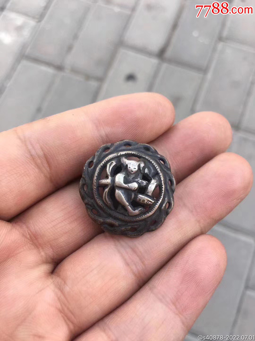 清代镂空人物大个银扣子