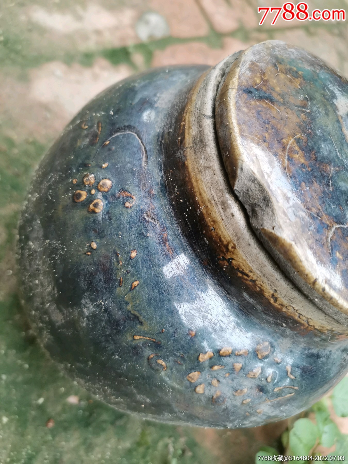 狮子钮浮雕葡萄的黑陶罐子