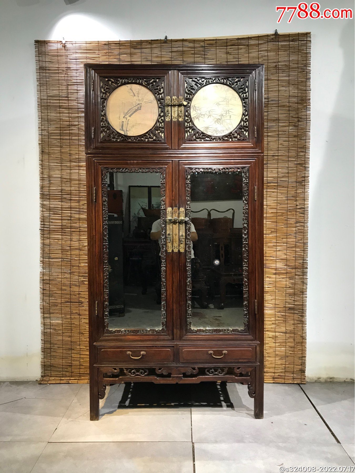 清代苏作老红木衣柜,铜件完整,做工讲究,四足无蛀,上下两层.