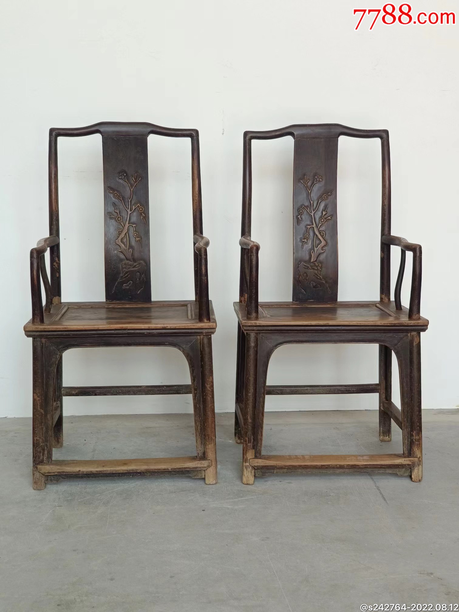 清早期,榆木官帽椅一对,三面券口牙板.背板雕山石梅花,文气十足.