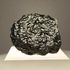 精美扁圆形玻璃陨石雷公墨标本