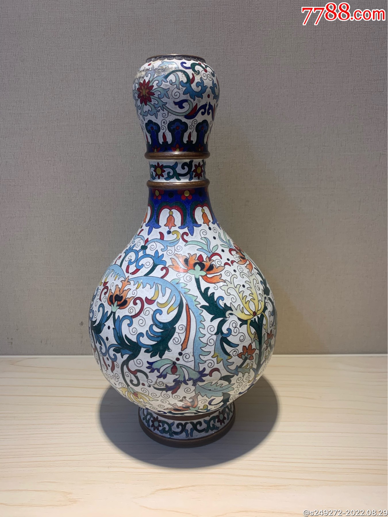 晚清民国时期铜胎掐丝珐琅缠枝莲纹大蒜头瓶_其他景泰蓝/珐琅_流云堂