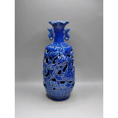 蓝釉花口龙瓶（工艺品）。直径8.5cm高22.5cm。