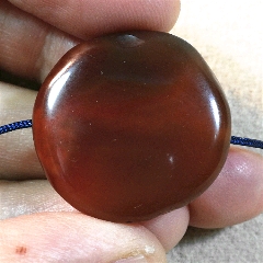 藏传千年糖色红玛瑙大板珠【宝贝尺寸】:直径259厚度85毫米左右【年